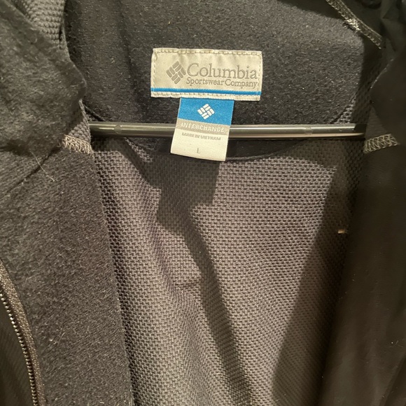 Women’s black Columbia rain jacket - Picture 2 of 3